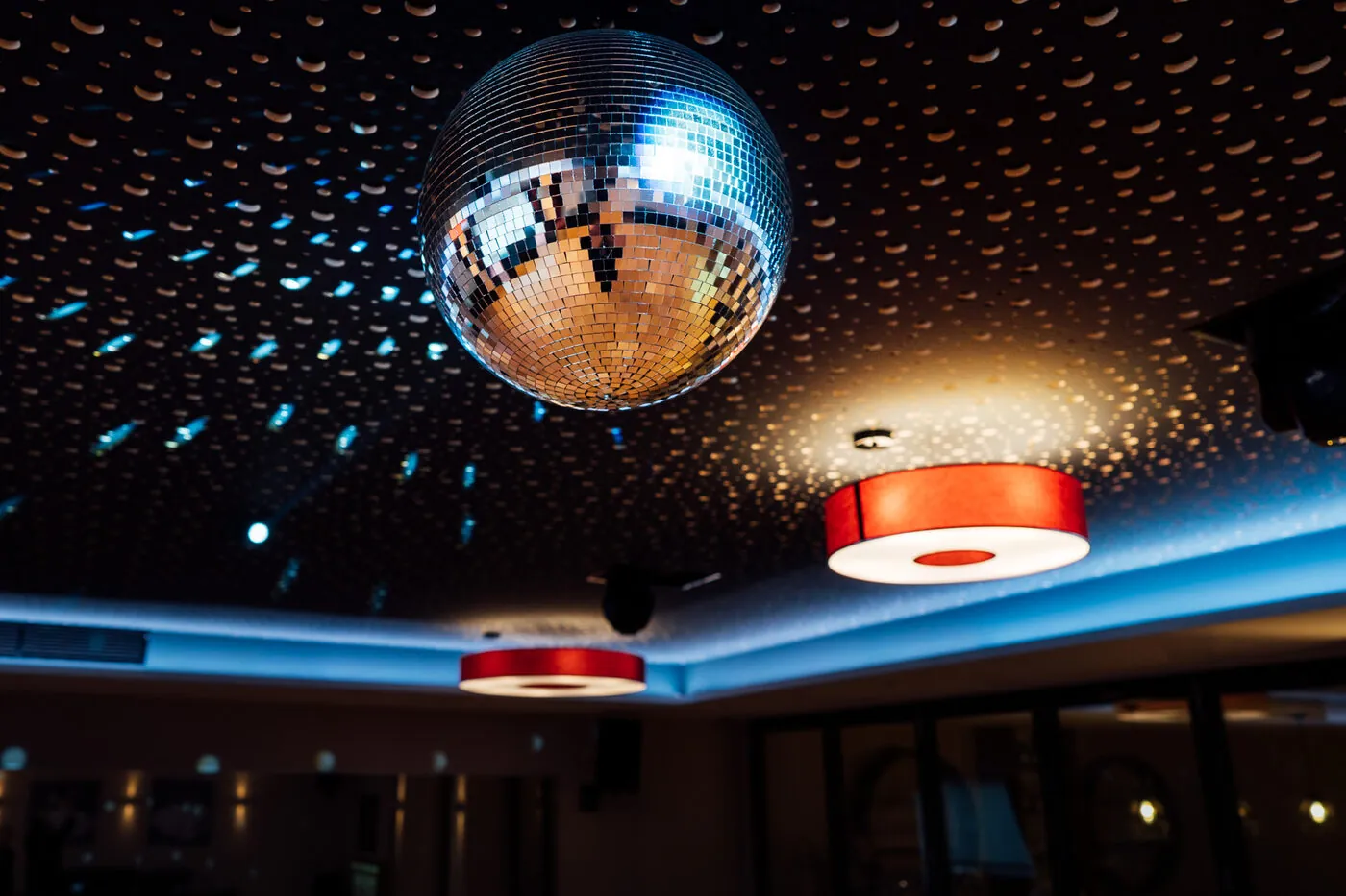 Discokugel über der Tanzfläche