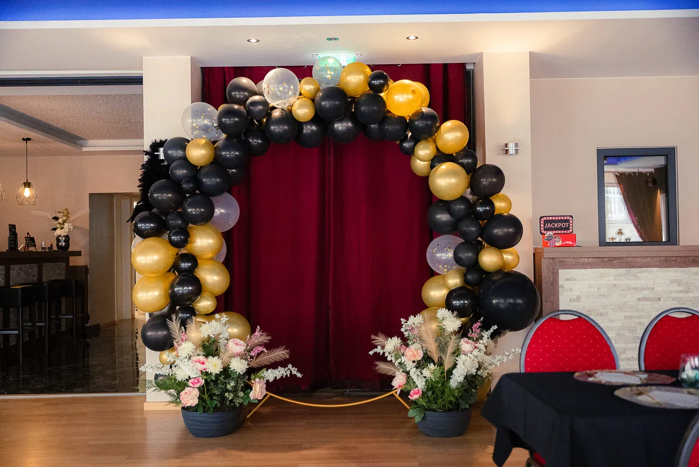 Festlich geschmückter Saal mit Ballonbogen