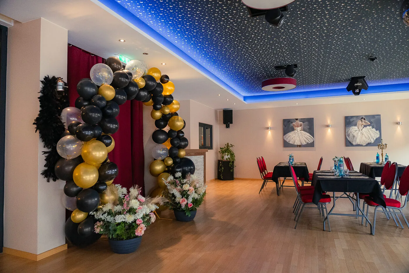 Eingedeckter Saal mit Ballon-Dekoration