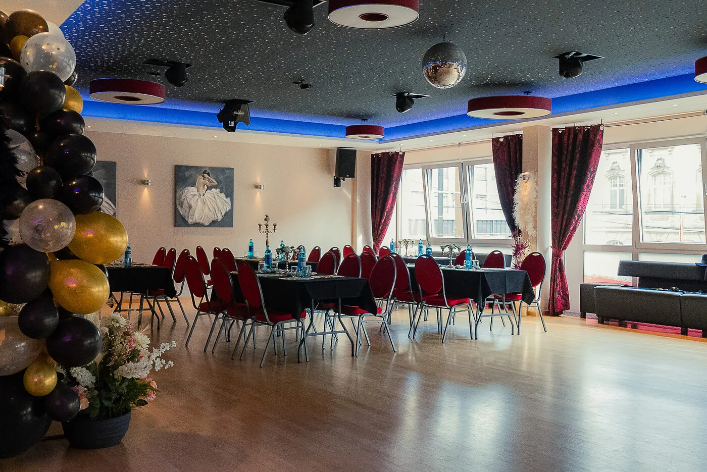 Festliche Tafel in Gold und Schwarz