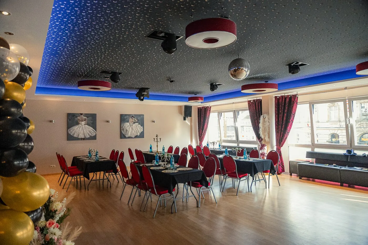 Eingedeckter Saal für die Feier