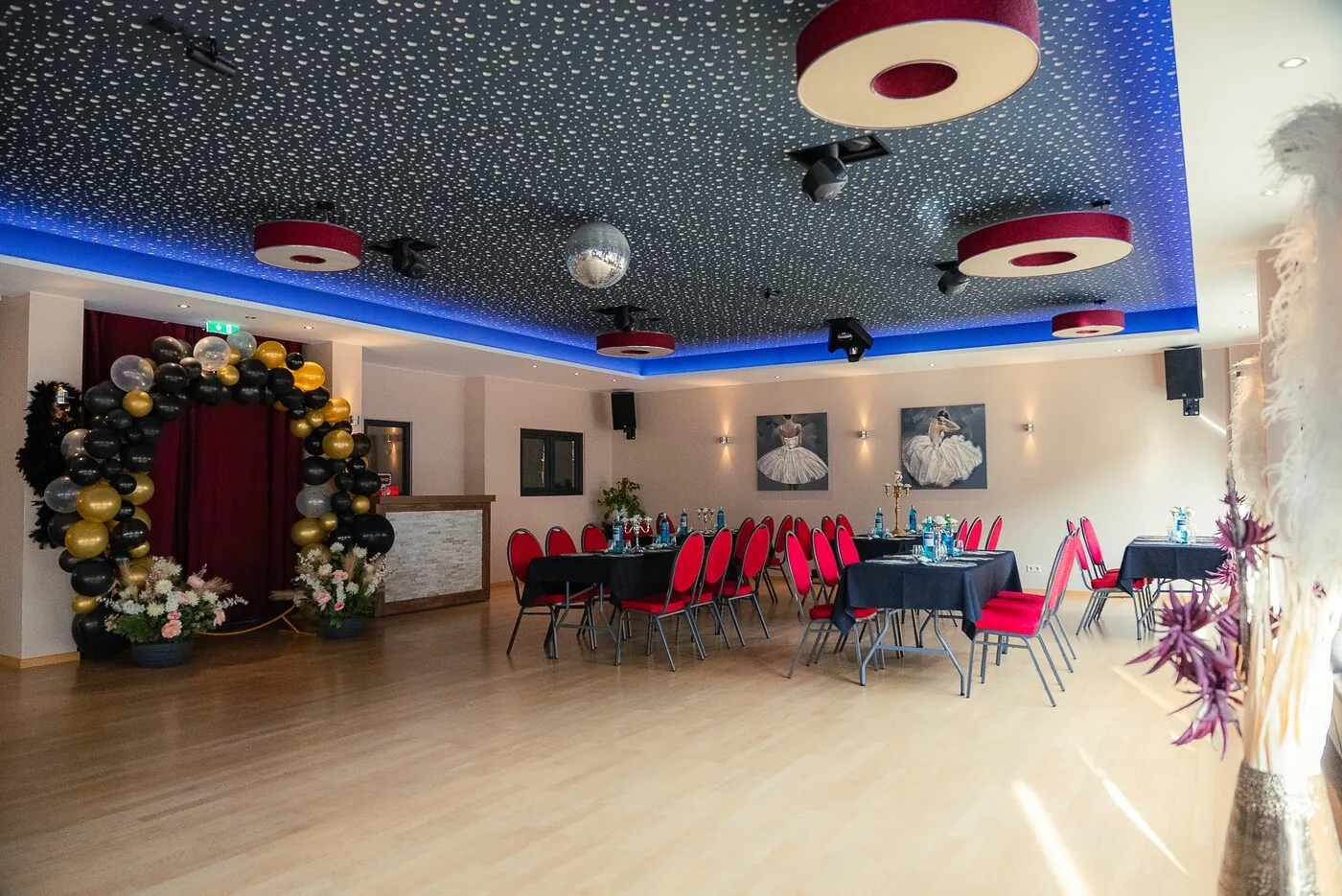 Saal mit Ballonbogen und Bühne